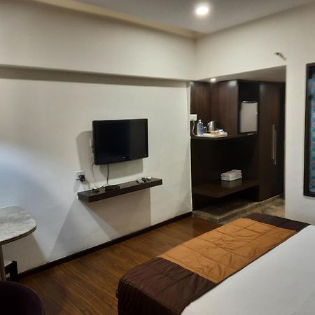 Pimpri-Chinchwad Hotel Lxia Hinjewadi - Indian Nationals Only מראה חיצוני תמונה