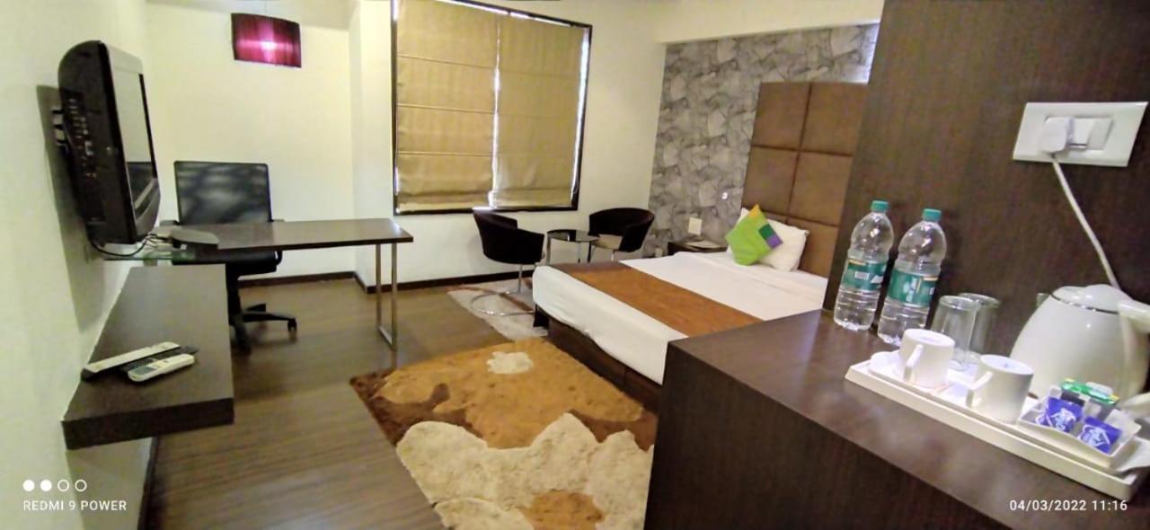 Pimpri-Chinchwad Hotel Lxia Hinjewadi - Indian Nationals Only מראה חיצוני תמונה
