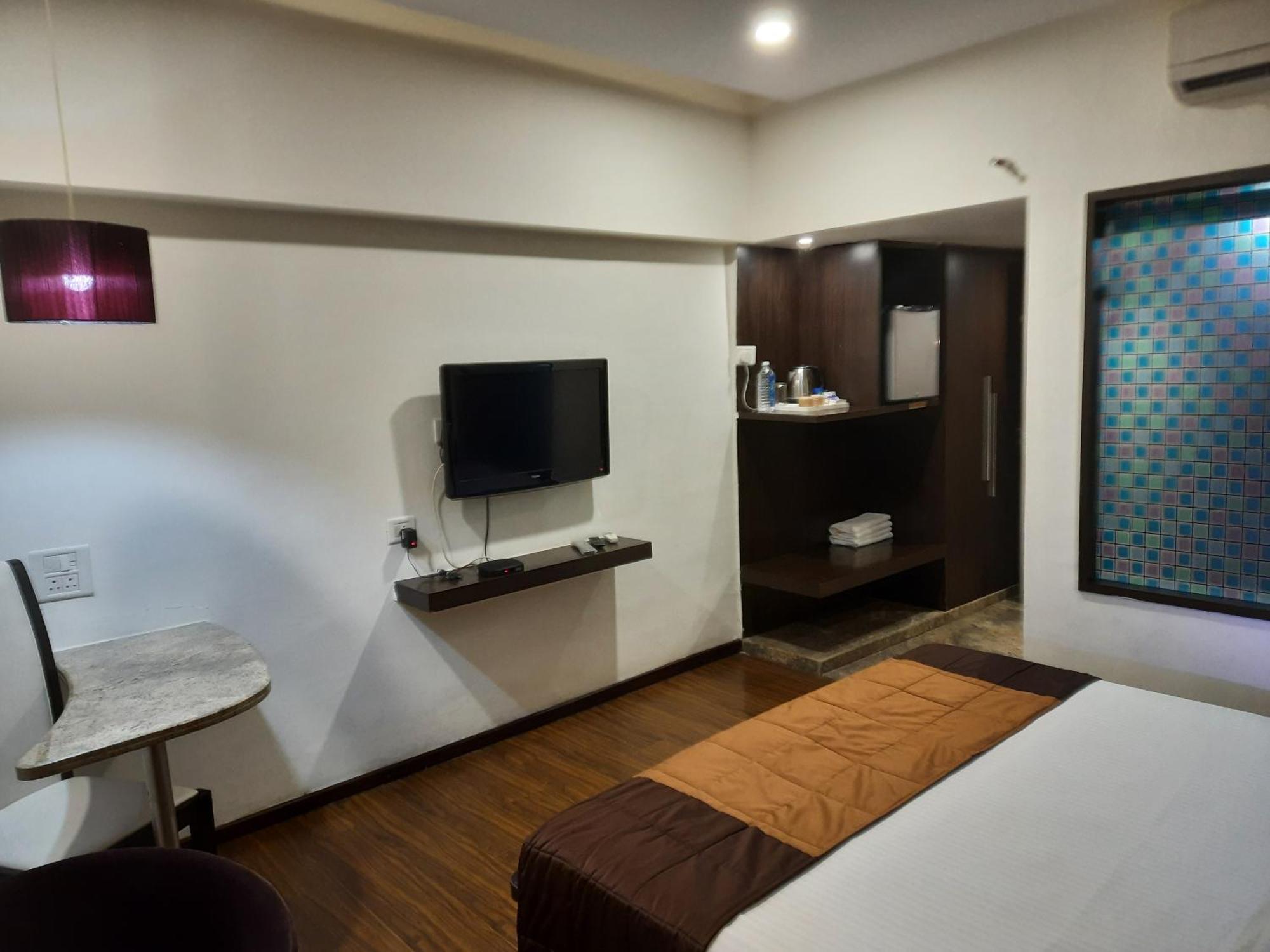 Pimpri-Chinchwad Hotel Lxia Hinjewadi - Indian Nationals Only מראה חיצוני תמונה