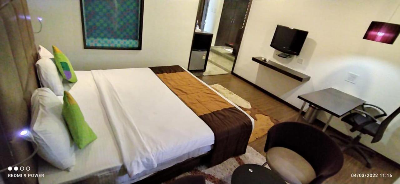 Pimpri-Chinchwad Hotel Lxia Hinjewadi - Indian Nationals Only מראה חיצוני תמונה