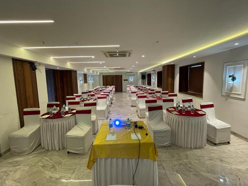 Pimpri-Chinchwad Hotel Lxia Hinjewadi - Indian Nationals Only מראה חיצוני תמונה