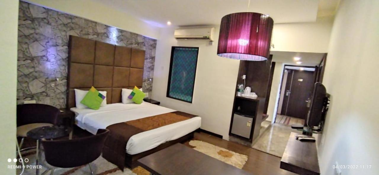 Pimpri-Chinchwad Hotel Lxia Hinjewadi - Indian Nationals Only מראה חיצוני תמונה