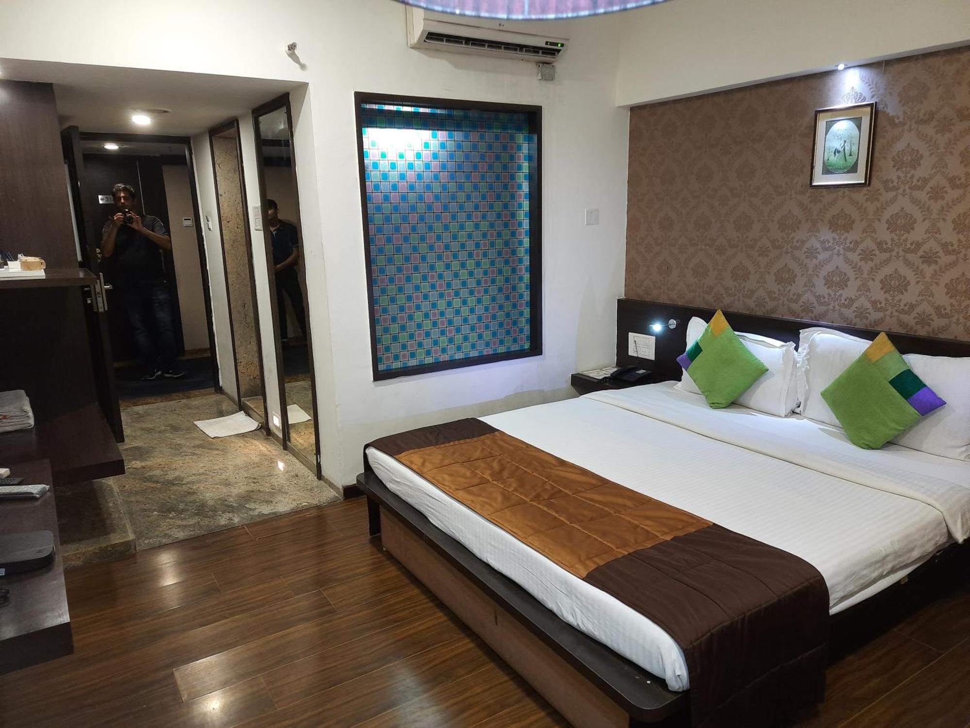 Pimpri-Chinchwad Hotel Lxia Hinjewadi - Indian Nationals Only מראה חיצוני תמונה
