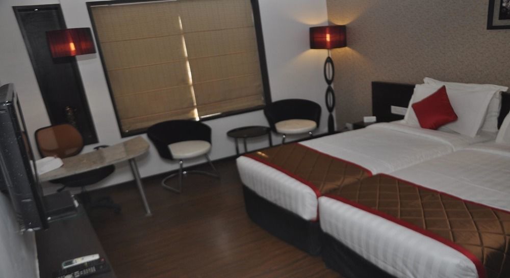 Pimpri-Chinchwad Hotel Lxia Hinjewadi - Indian Nationals Only מראה חיצוני תמונה